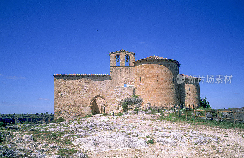 在Hoces del Río Duraton Castilla Leon西班牙的自然公园的圣母圣母的罗马式门廊教堂